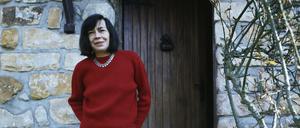 Die Schriftstellerin Patricia Highsmith 1970 vor ihrem Haus in Frankreich