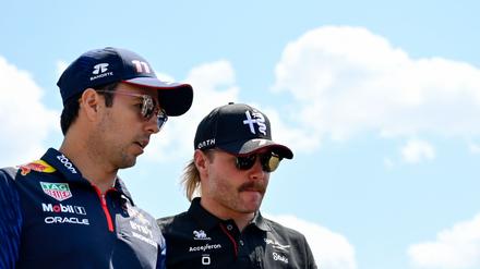 Fahren nächstes Jahr zusammen für Cadillac: Sergio Perez (l) und Valtteri Bottas (Archivbild)