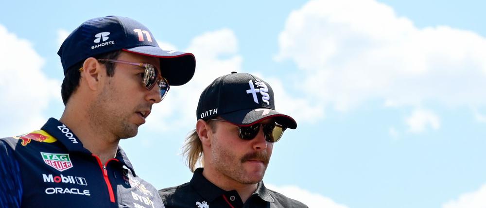 Fahren nächstes Jahr zusammen für Cadillac: Sergio Perez (l) und Valtteri Bottas (Archivbild)
