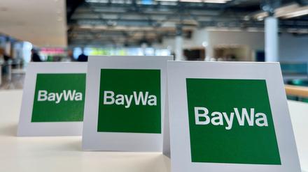 Tischaufsteller bei der Baywa-Hauptversammlung in München. Ein Jahr nach der Fast-Pleite des Traditionsunternehmens hat sich die Staatsanwaltschaft mit einem Ermittlungsverfahren eingeschaltet. (Symbolbild)  