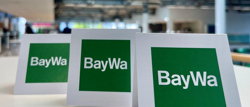 Tischaufsteller bei der Baywa-Hauptversammlung in München. Ein Jahr nach der Fast-Pleite des Traditionsunternehmens hat sich die Staatsanwaltschaft mit einem Ermittlungsverfahren eingeschaltet. (Symbolbild)