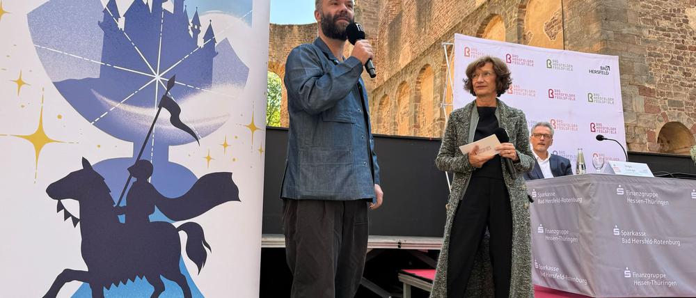 Die neue Intendantin Elke Hesse (rechts) und ihr Stellvertreter Michael Schachermaier stellen das Programm für die nächste Festspielsaison in Bad Hersfeld vor.