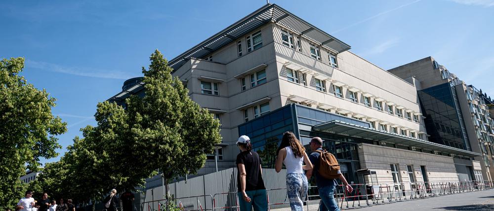 Die US-amerikanische Botschaft in Berlin lobt das mutige Eingreifen des 20 Jahre alten US-Bürgers. Laut Polizei soll er eingeschritten sein, als zwei Männer junge Frauen belästigten. Daraufhin wurde der 20-Jährige mit einem Messer angegriffen. (Archivbild)