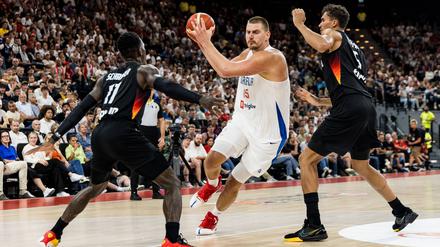 Dennis Schröder und Tristan Da Silva gegen Serbiens Nikola Jokić.
