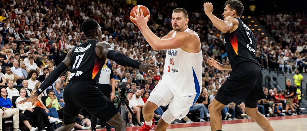 Dennis Schröder und Tristan Da Silva gegen Serbiens Nikola Jokić.