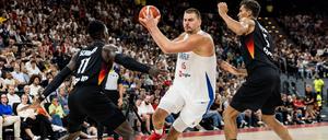 Dennis Schröder und Tristan Da Silva gegen Serbiens Nikola Jokić.