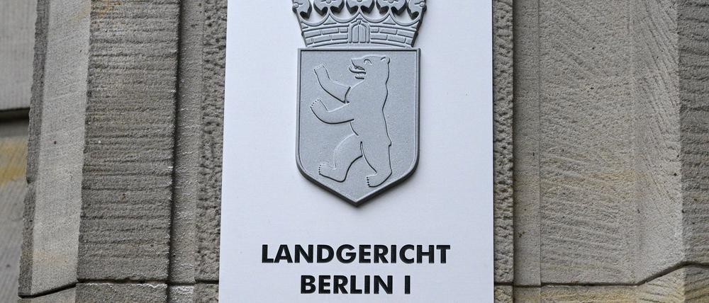 Nach einem Überfall auf einen mutmaßlichen Drogenhändler stehen zwei Männer wegen Raubes mit Todesfolge vor Gericht.