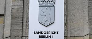Nach einem Überfall auf einen mutmaßlichen Drogenhändler stehen zwei Männer wegen Raubes mit Todesfolge vor Gericht.