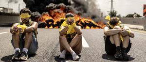 Am 26. August blockieren israelische Demontanten eine Straße in Tel Aviv. Sie fordern von der Regierung, die Befreiung der Geiseln in Gaza zu priorisieren und den Krieg zu beenden. 