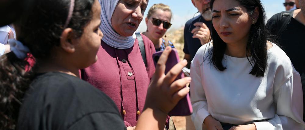 Die Bundesministerin tauschte sich im Westjordanland mit einer Familie aus.