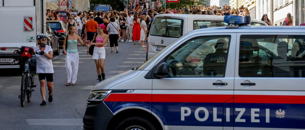 Ein Polizeiauto steht in der Nähe von versammelten „Swifties“, nachdem im Sommer 2024 Konzerte abgesagt wurden aus Angst vor einem Terroranschlag. (Archivbild)