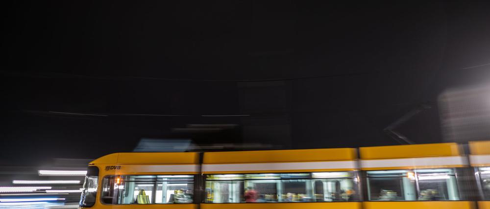 Im Fall der Messerattacke in einer Dresdner Straßenbahn befindet sich einer der beiden Tatverdächtigen in Untersuchungshaft (Symbolbild)