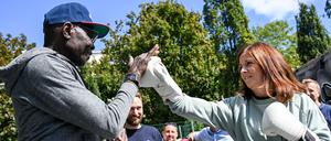 Berlins Bildungssenatorin Katharina Günther-Wünsch (CDU) beim Boxtraining im Görlitzer Park.