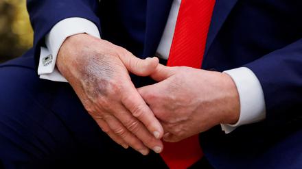 Die Hand des US-Präsidenten Donald Trump im Oval Office am 25. August. 