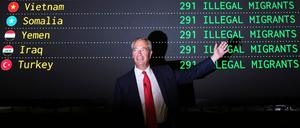 Nigel Farage, posiert während einer Pressekonferenz zur Vorstellung seines Programms «Operation Restoring Justice» im Hangar des Flughafens Oxford vor einer Attrappe der Abflugtafel («Deportation Departures»), auf der verschiedene Länder aufgelistet sind mit dem Hinweis «Illegal Migrants Boarding». 
