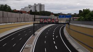 Leere Fahrbahn auf dem neuen Abschnitt der Autobahn 100.