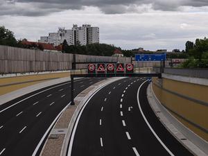 Leere Fahrbahn auf dem neuen Abschnitt der Autobahn 100.