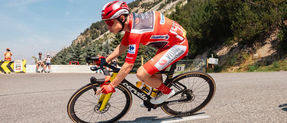 Der dänische Rad-Star Jonas Vingegaard im Roten Trikot des Gesamtführenden. 