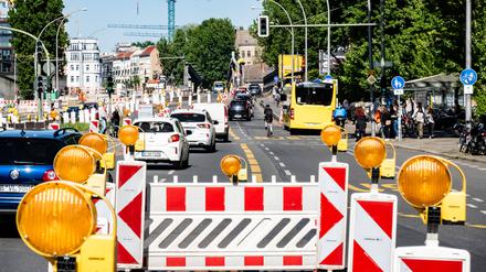 Bauarbeiten in der Elsenstraße in Berlin am 27. April 2025.