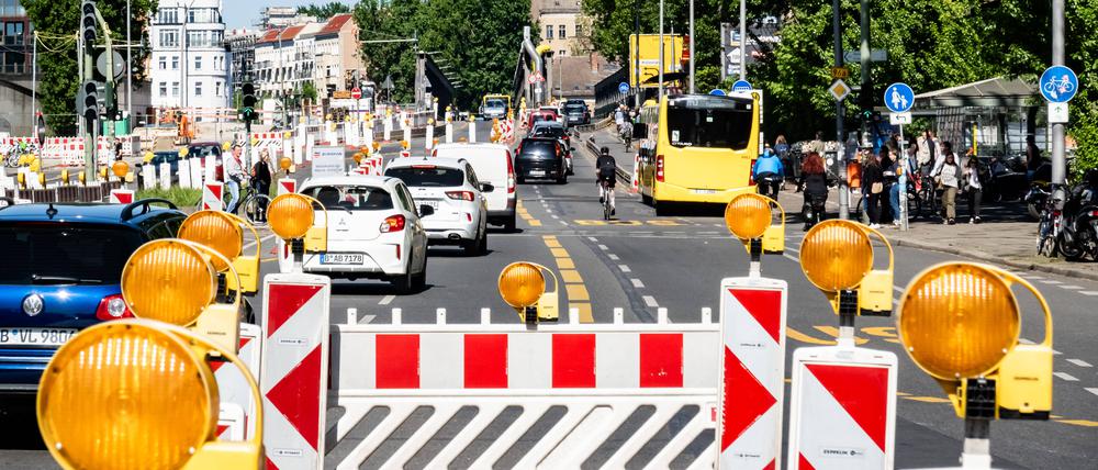 Bauarbeiten in der Elsenstraße bremsen Busfahrer und Autofahrer aus.