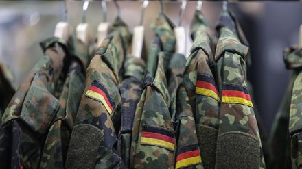 Feldjacken hängen am Stand der Bundeswehr. Die deutsche Armee wirbt auf der Computerspiele Messe Gamescom um Nachwuchs.