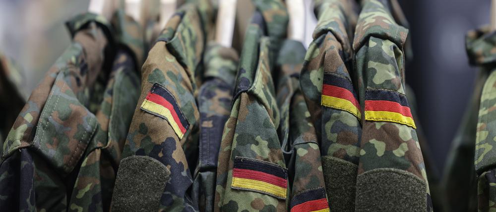 Feldjacken hängen am Stand der Bundeswehr. Die deutsche Armee wirbt auf der Computerspiele Messe Gamescom um Nachwuchs.