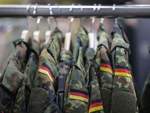 Feldjacken hängen am Stand der Bundeswehr. Die deutsche Armee wirbt auf der Computerspiele Messe Gamescom um Nachwuchs.