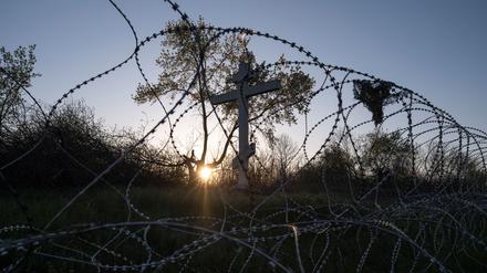 Eine Stacheldraht-Blockade bei Kostjantyniwka. Mancherorts besteht die ukrainische Verteidigung mittlerweile aus vier hintereinandergebauten Linien. 