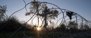 Eine Stacheldraht-Blockade bei Kostjantyniwka. Mancherorts besteht die ukrainische Verteidigung mittlerweile aus vier hintereinandergebauten Linien. 