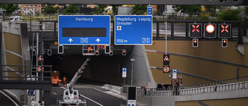 Der 3,2 Kilometer lange Autobahnabschnitt führt vom Dreieck Neukölln bis zur Anschlussstelle Treptower Park.