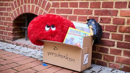 Kuscheltiere und Bücher landen gelegentlich in Verschenk-Boxen auf dem Gehweg. (Symbolbild)