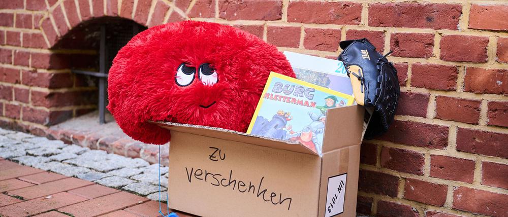 Kuscheltiere und Bücher landen gelegentlich in Verschenk-Boxen auf dem Gehweg. (Symbolbild)