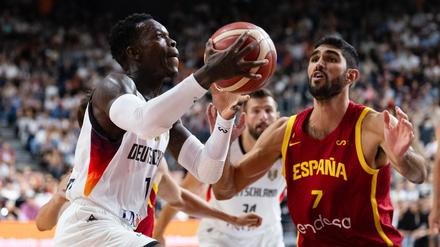 Dennis Schröder (l) peilte mit Deutschlands Basketballern den nächsten Titel an. (Archivbild)