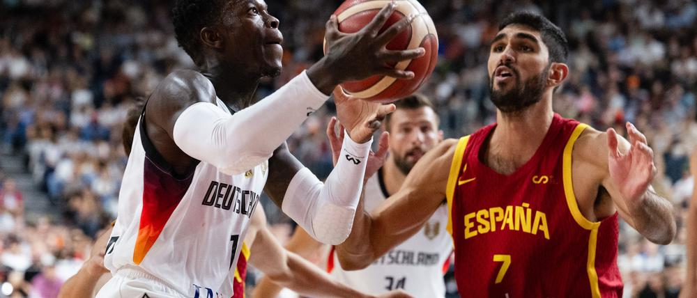 Dennis Schröder (l) peilte mit Deutschlands Basketballern den nächsten Titel an. (Archivbild)
