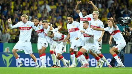 Die Spieler des VfB Stuttgart jubeln nach dem Sieg im Elfmeterschießen gegen Eintracht Braunschweig.