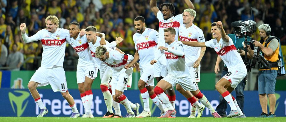 Die Spieler des VfB Stuttgart jubeln nach dem Sieg im Elfmeterschießen gegen Eintracht Braunschweig.