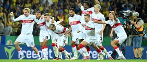 Die Spieler des VfB Stuttgart jubeln nach dem Sieg im Elfmeterschießen gegen Eintracht Braunschweig.