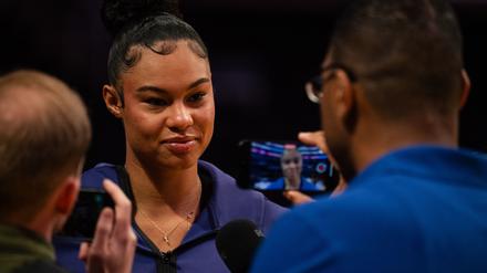 Satou Sabally spricht vor dem Spiel mit Journalisten.