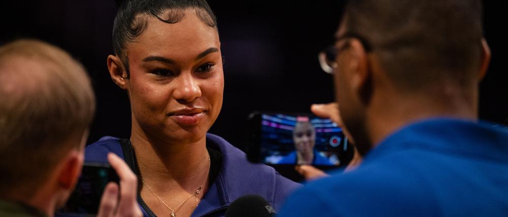 Satou Sabally spricht vor dem Spiel mit Journalisten.