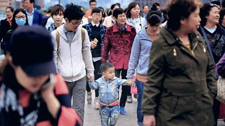 Zu viele Alte, zu wenig Nachwuchs: Nach Jahrzehnten der Ein-Kind-Politik steht Chinas Führung vor einem massiven demografischen Problem.