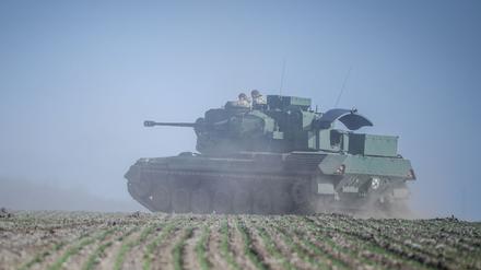 Ein Gepard Flugabwehrkanonenpanzer fährt im Februar 2024 mit seiner Besatzung über ein Feld östlich der ukrainischen Hafenstadt Odessa.