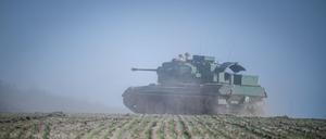 Ein Gepard Flugabwehrkanonenpanzer fährt im Februar 2024 mit seiner Besatzung über ein Feld östlich der ukrainischen Hafenstadt Odessa.