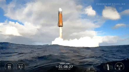 Dieses Bild aus einem Livestream von SpaceX zeigt die Rakete Starship des Unternehmens SpaceX, die im Indischen Ozean landet.