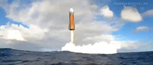 Dieses Bild aus einem Livestream von SpaceX zeigt die Rakete Starship des Unternehmens SpaceX, die im Indischen Ozean landet.