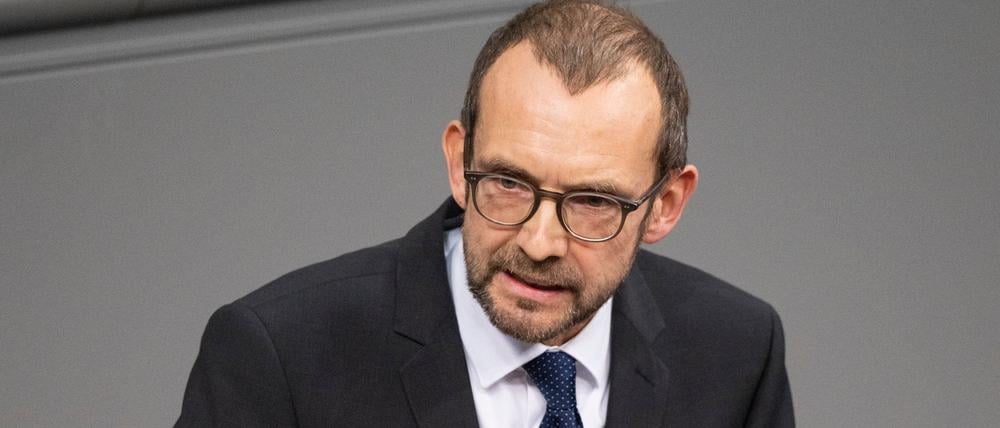 Thomas Röwekamp (CDU), Mitglied des Deutschen Bundestages, spricht bei der Sitzung des Bundestags zu den Abgeordneten.