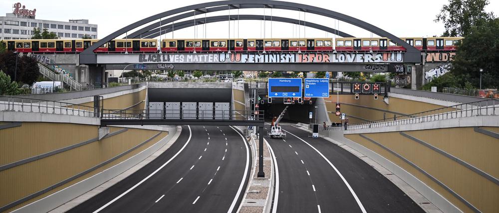 Ab Mittwoch sollen auf dem 16. Bauabschnitt der A100 zwischen Neukölln und Treptow die ersten Autos rollen.