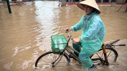 In Hanoi waren viele Straßen völlig überflutet.