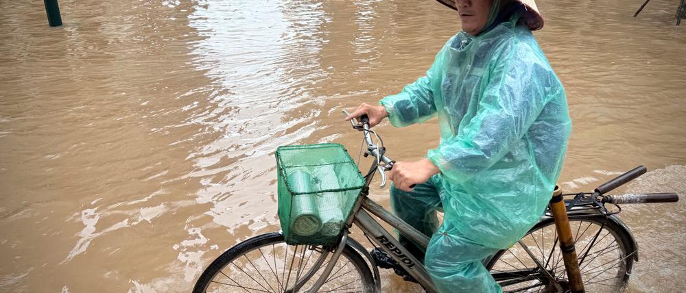 In Hanoi waren viele Straßen völlig überflutet.