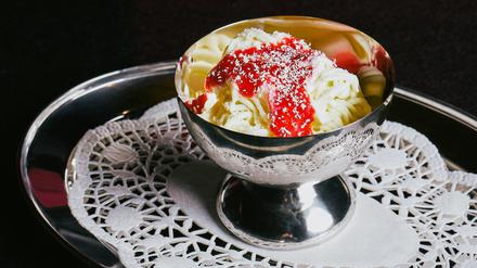 Promofoto: Spaghettieis im Luna d'Oro, dem Restaurant im Clärchens Ballhaus in Mitte.