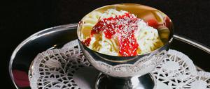 Promofoto: Spaghettieis im Luna d'Oro, dem Restaurant im Clärchens Ballhaus in Mitte.
